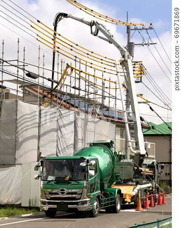 Construction of housing for construction of raw concrete Construction of housing for construction of raw concrete 69671869