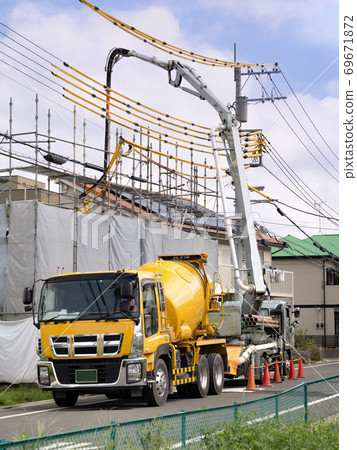 Construction of housing for construction of raw concrete Construction of housing for construction of raw concrete 69671872