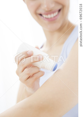 Woman applying anti-itch 69672018