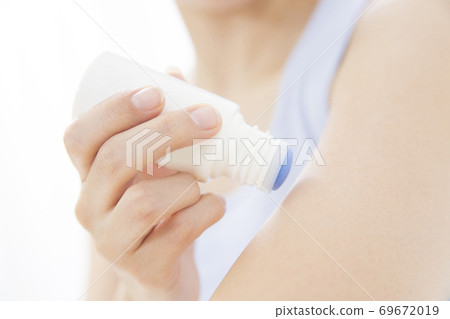 Woman applying anti-itch 69672019