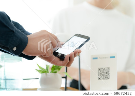 A man making cashless payment [takeout] 69672432