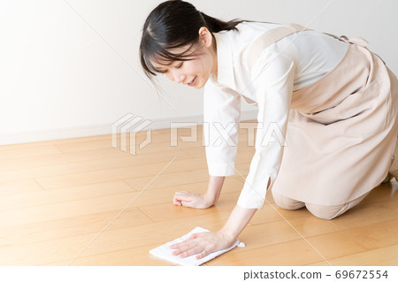 年輕女職工代表家庭擦地板 69672554