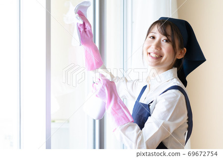 年輕女職工代表家務清潔窗戶 69672754