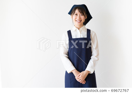 年輕女職工代表做家務 年輕女職工代表做家務 69672767