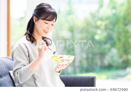 吃沙拉的中年婦女 69672990