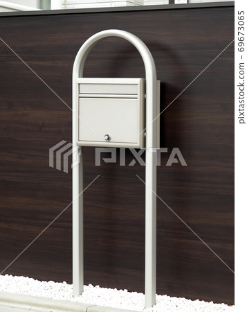 House mailbox 69673065