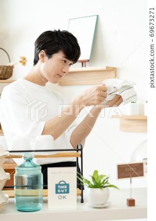 Working cafe clerk male [takeout] 69673271