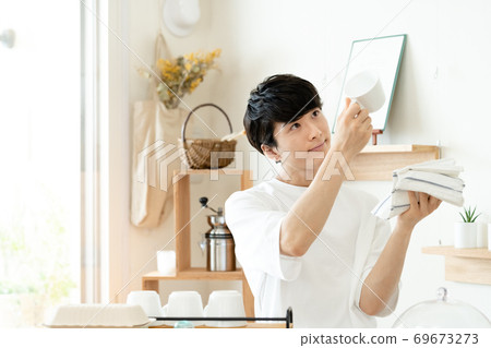 Working cafe clerk male [takeout] 69673273