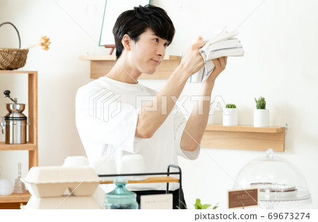 Working cafe clerk male [takeout] 69673274