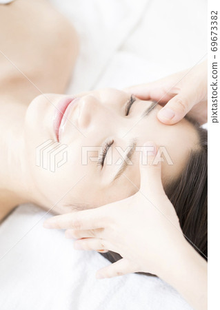 Small face massage Small face massage 69673382