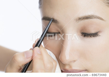 畫眉毛的婦女 畫眉毛的婦女 69673440