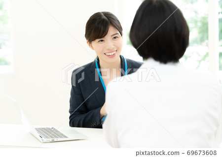MR woman providing information to doctors MR woman providing information to doctors 69673608