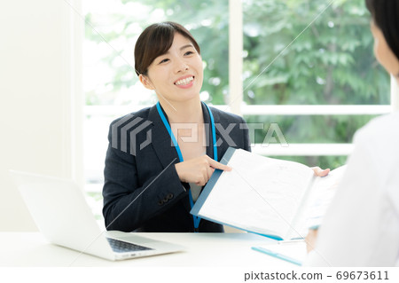 MR woman providing information to doctors MR woman providing information to doctors 69673611