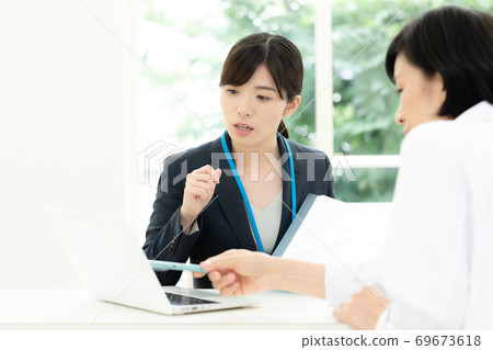 MR woman providing information to doctors 69673618