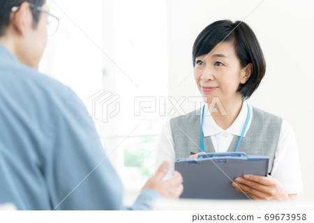 Care manager giving explanation [middle] 69673958