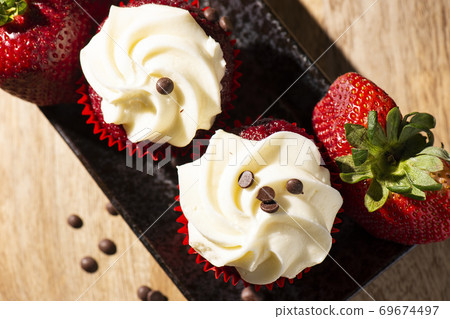 Red Velvet Cupcakes 69674497