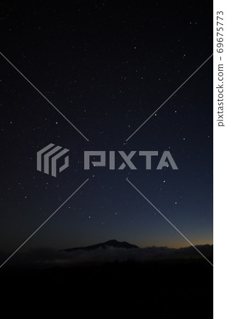 從黎明三嶽山渡假村看雲上的鳥舞岳，北斗七星和北極星 69675773