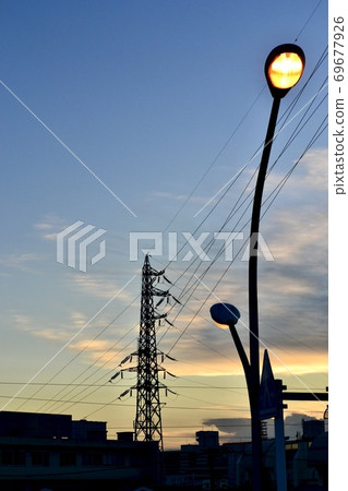 晚上電源線和路燈 69677926