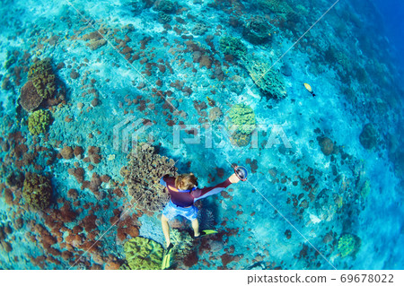 Young man in snorkelling mask dive underwater Young man in snorkelling mask dive underwater 69678022