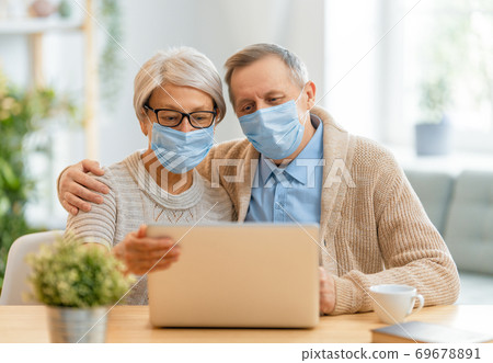 Senior couple wearing facemasks 69678891