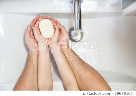 dad with little daughter thorough washing hands dad with little daughter thorough washing hands 69679165
