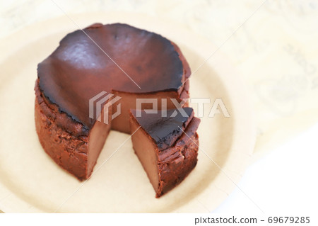 Chocolate cake / cake cross section 69679285