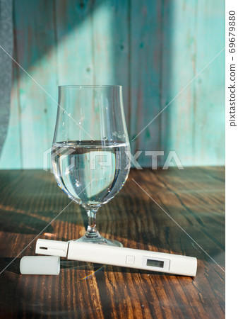 TDS meter to determine of filtering drinking water TDS meter to determine of filtering drinking water 69679880