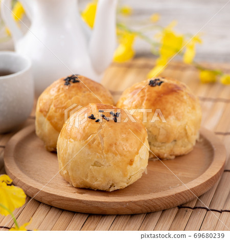中秋節 月餅 蛋黃酥 頂視圖 Mid-Autumn Festival Moon cake げっぺい 69680239