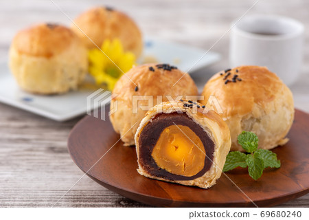 中秋節 月餅 蛋黃酥 頂視圖 Mid-Autumn Festival Moon cake げっぺい 69680240