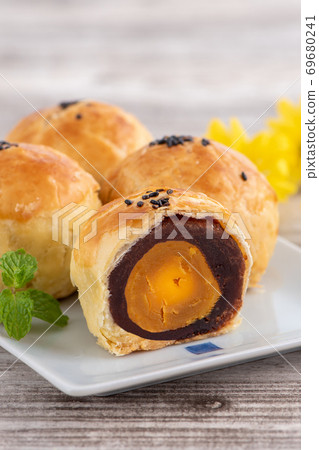 中秋節 月餅 蛋黃酥 頂視圖 Mid-Autumn Festival Moon cake げっぺい 69680241