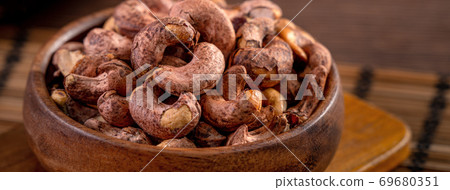Cashew nuts in wooden bowl Cashew nuts in wooden bowl カシューナッツ Cashew nuts in wooden bowl Cashew nuts in wooden bowl カシューナッツ 69680351