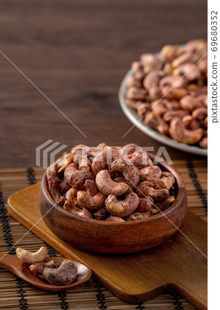 腰果 木製 木頭 背景 碗 Cashew nuts in wooden bowl カシューナッツ 69680352