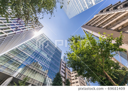Buildings in Tokyo with beautiful fresh green 69681409