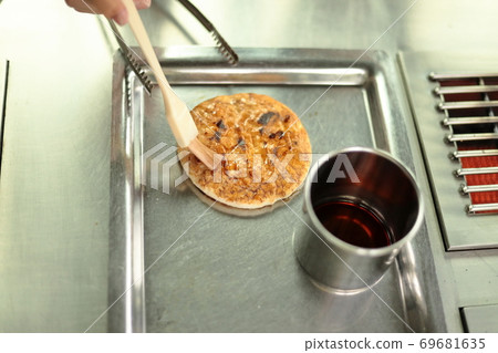 Soka rice cracker hand-baked experience Soka rice cracker hand-baked experience 69681635
