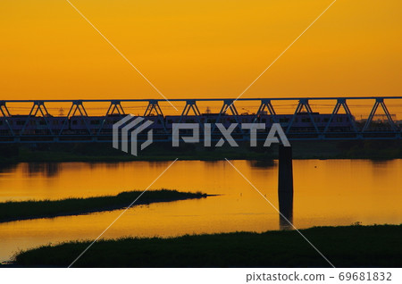 京王線通過晨曦和玉川橋 京王線通過晨曦和玉川橋 69681832