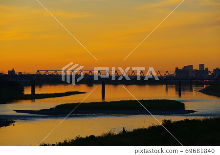 Keio Line passing the morning glow and Tamagawa Bridge Keio Line passing the morning glow and Tamagawa Bridge 69681840