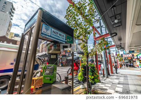 日本東京城市景觀東京地鐵淺草站（門口）前的電話亭和免費無線網絡 69681978
