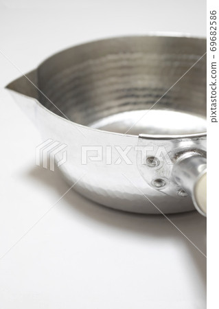Close-up of Yukihira nabe used for Japanese cuisine [white background] 69682586