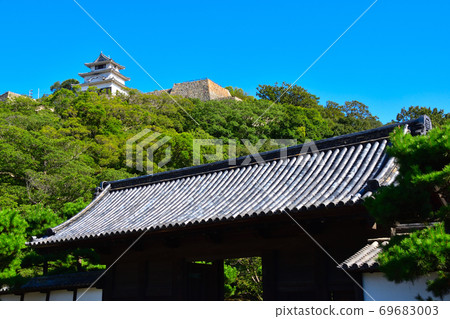 Marugame Castle castle tower, front door 69683003
