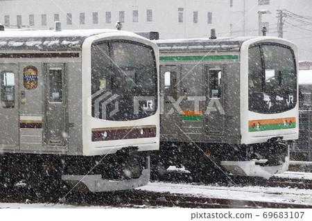 Nikko Line 205 Series Detained at Utsunomiya Station in Winter Nikko Line 205 Series Detained at Utsunomiya Station in Winter 69683107