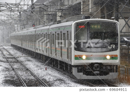 8 cars of Utsunomiya Line 205 series arriving at Kuroiso Station where snow dances (former Keiyo Line vehicle) 8 cars of Utsunomiya Line 205 series arriving at Kuroiso Station where snow dances (former Keiyo Line vehicle) 69684911