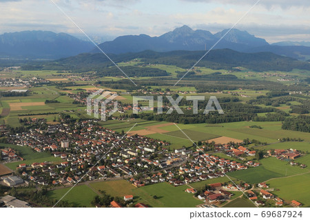 Landscape in the foothills of the Alps, Upper Bavaria 69687924