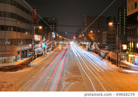 Night view of Route 7 on a heavy snowy day in Aomori City ⑤ 69688239