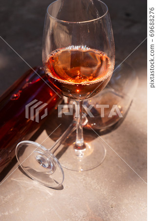 wine in glasses wine in glasses 69688276