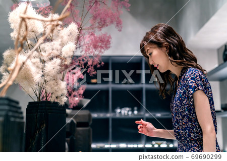在一家豪華商店購物的年輕女子 在一家豪華商店購物的年輕女子 69690299