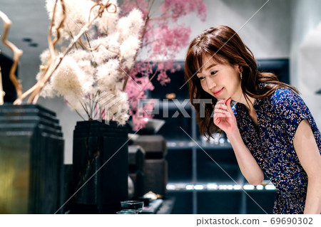 在一家豪華商店購物的年輕女子 69690302