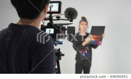 Hair and makeup artist explaining the procedure of makeup Hair and makeup artist explaining the procedure of makeup 69690891