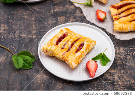 Sweet puff pastry cakes with strawberry Sweet puff pastry cakes with strawberry 69692588