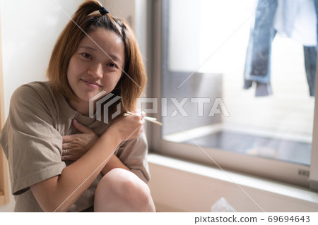 年輕女子在房間裡放鬆 69694643