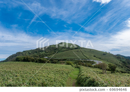 [Izu Peninsula, Shizuoka Prefecture] Autumn plateau scenery [Izusanryosen sidewalk, around Darumayama] 69694646